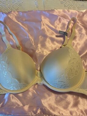 Ambrielle Smooth Lace-Trim Padded Underwire Push Up Bra in Light Ivory